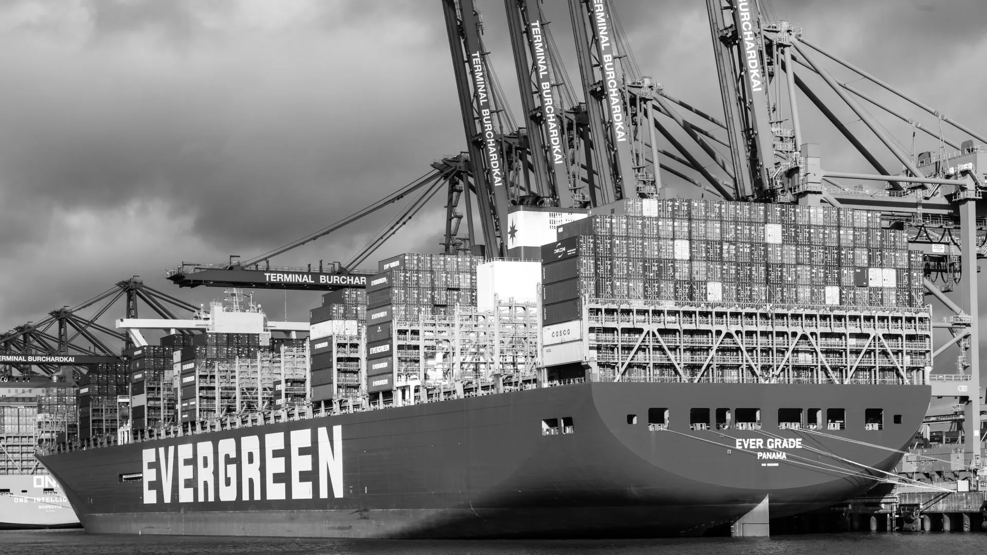 Porto industrial com containers - conceito Doka35